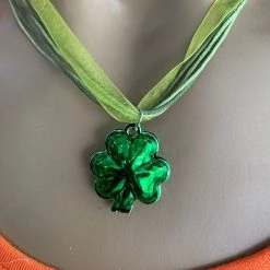 Hurly-Burly (j) Green Shamrock Necklace