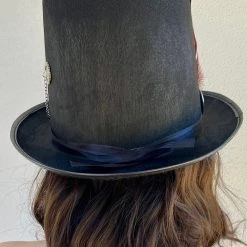 Hurly-Burly Steampunk Feathers & Chain Top Hat (SS)