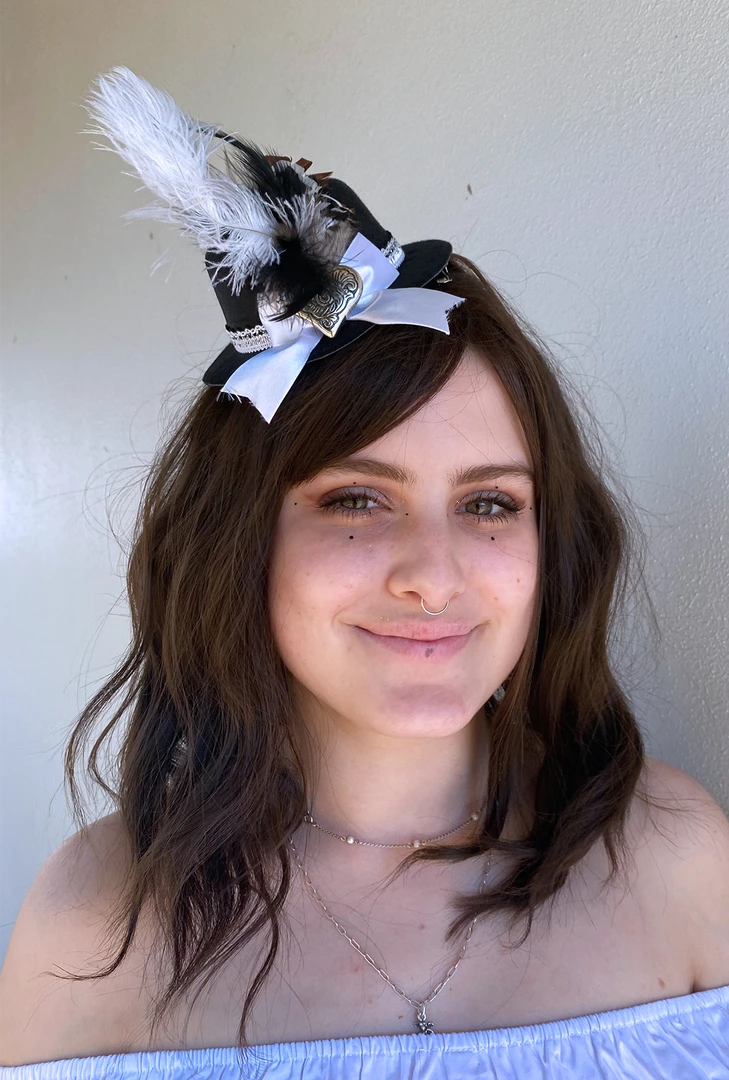 Hurly-Burly Steampunk Mini Hat White Bow And Heart (N) 3 Hurly-Burly Steampunk Mini Hat White Bow And Heart (N)